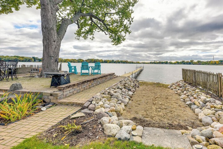 Lakefront Antioch Cottage w / Dock & Gas Grill!