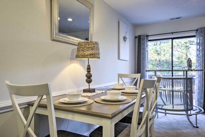 Modern Townhome w / Deck & Golf Course Views!