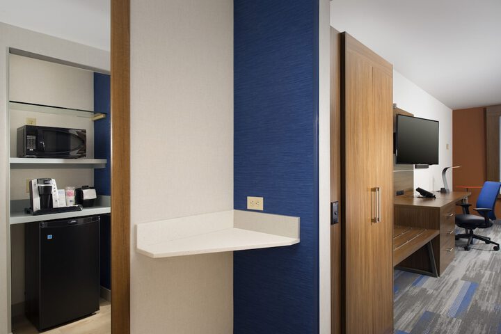 Holiday Inn Express & Suites Altoona by IHG