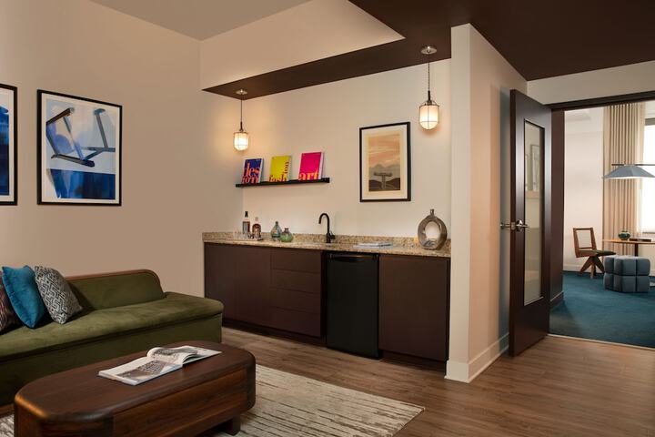 Room 21 of 37