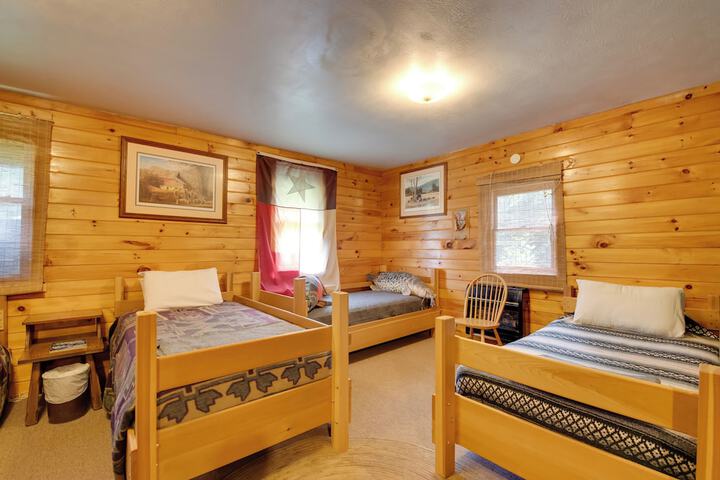 Handcrafted Log Cabin in Candor: Group Getaway!