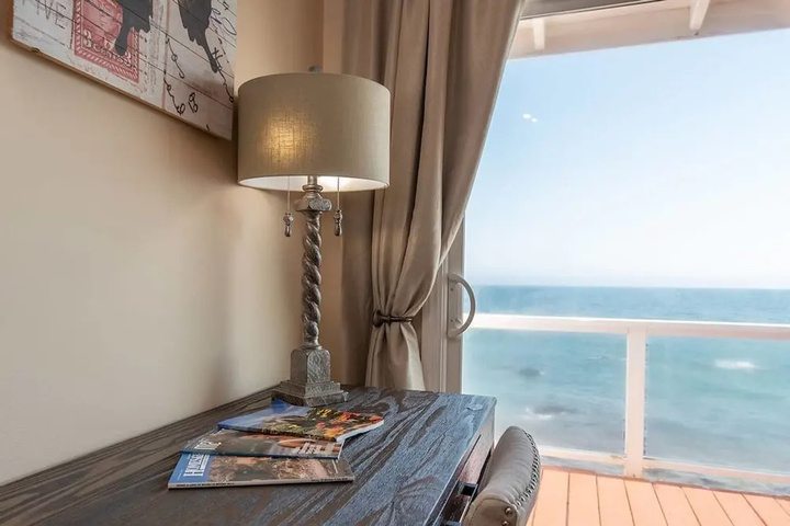 Oceanfront Malibu Beach House 1 bdr 4 Sleeps