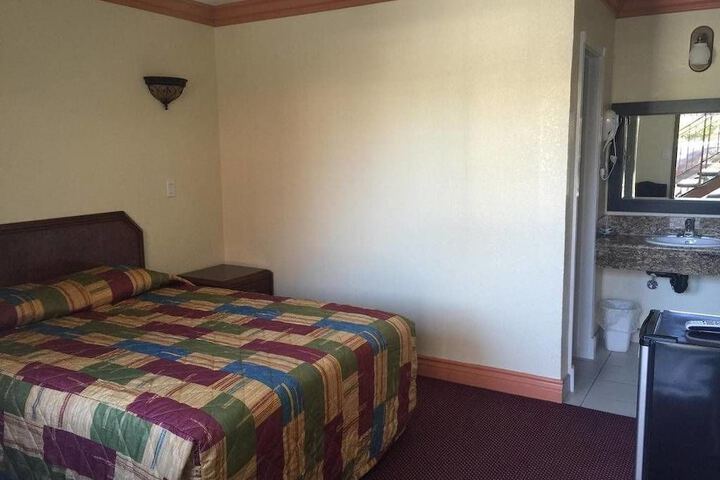 Room 16 of 40