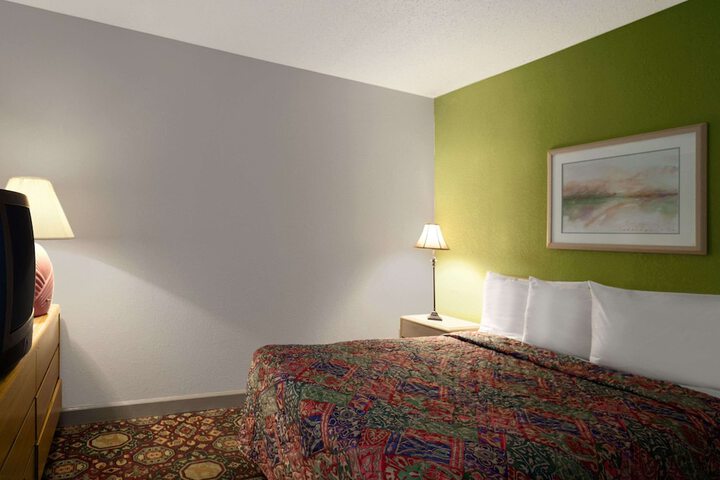 Room 7 of 12