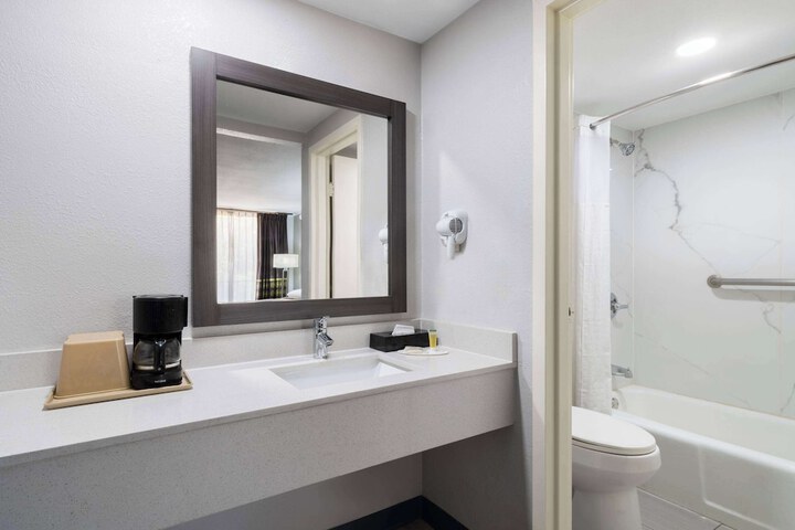 Super 8 by Wyndham Longview / North
