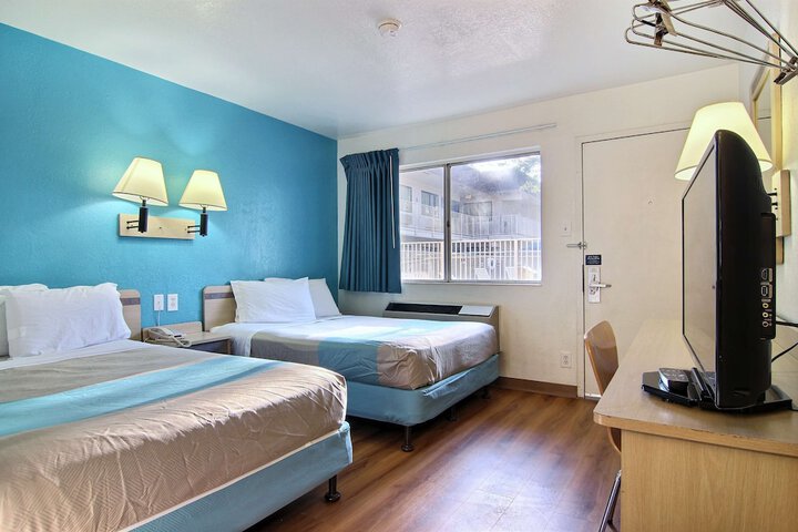 Room 17 of 33