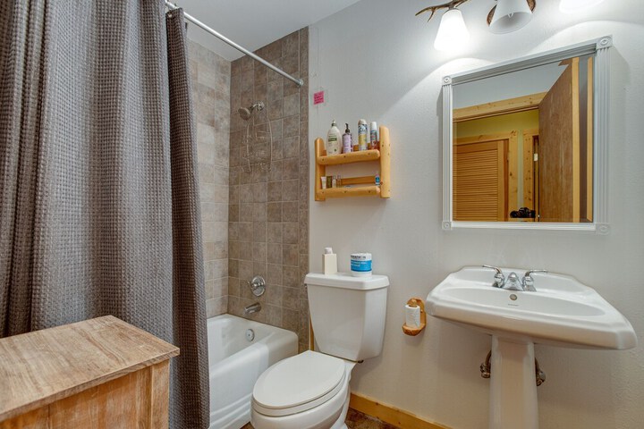 Idaho Springs Home w / Amazing Mountain Views!