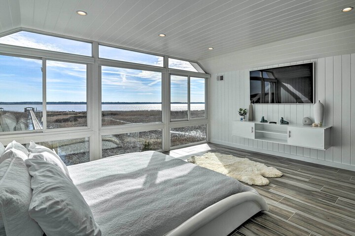 Luxurious Waterfront Home w / Private Pier & Views!