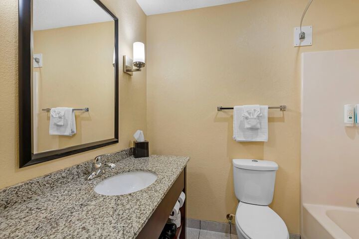 Quality Inn & Suites Bellville - Mansfield