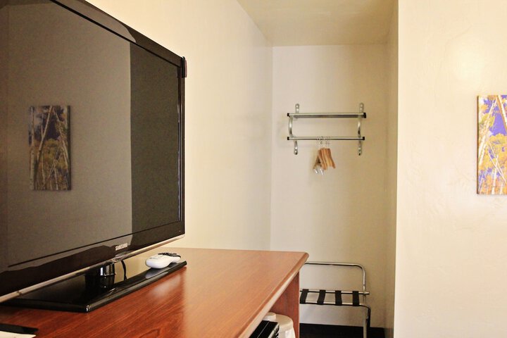 Room 32 of 100