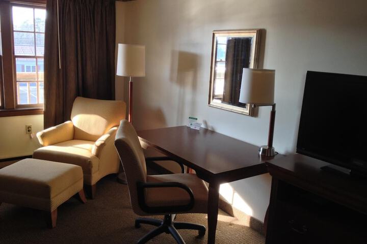 Holiday Hill Inn & Suites