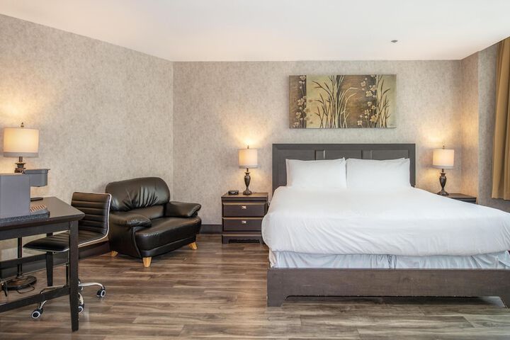 Coast Lonsdale Quay Hotel