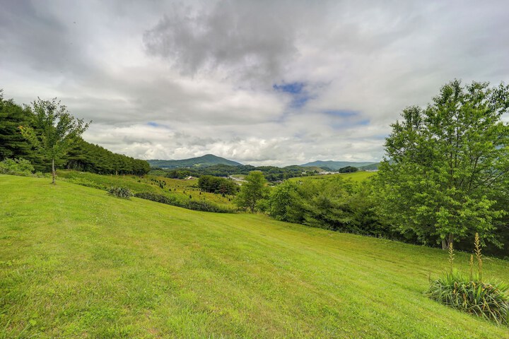 Classy Home w / Hot Tub + Mt. Jefferson Views!