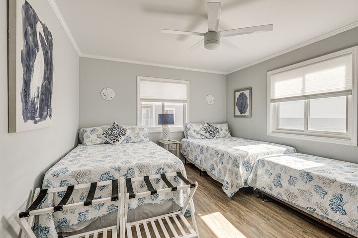 Ocean Isle Beach Condo w / Balcony: Steps to Shore!