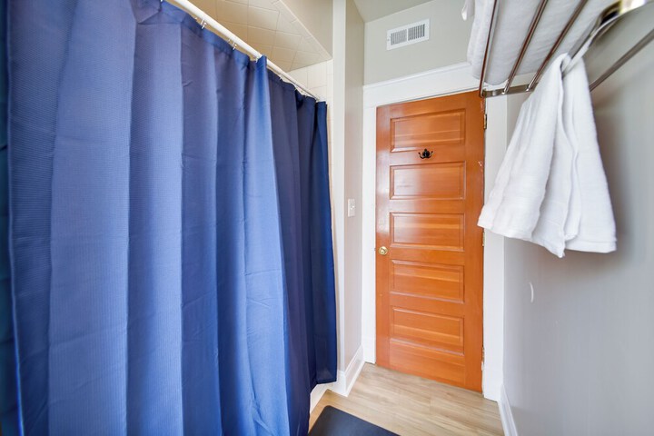 Modern Portsmouth Apartment: Walk to Norfolk Ferry