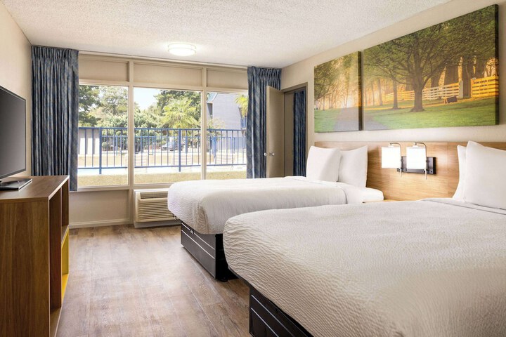 Room 11 of 32