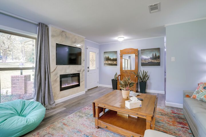 Lakefront Retreat in Jefferson w / Screened Porch!
