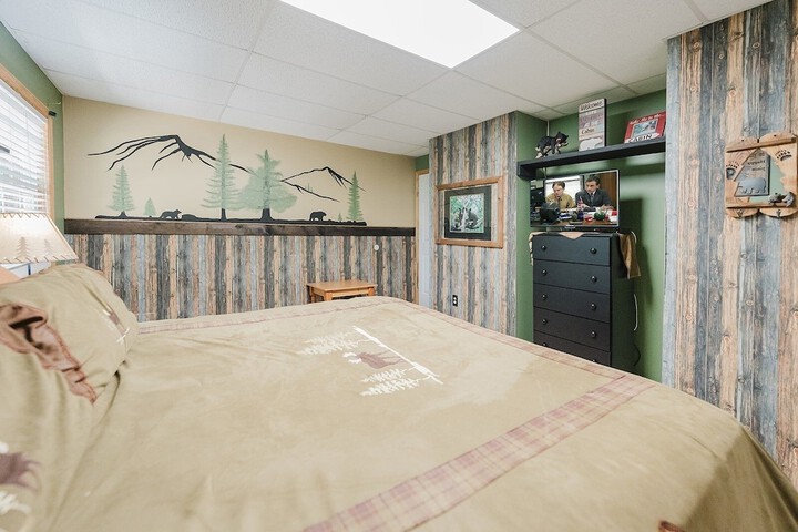 Room 33 of 61