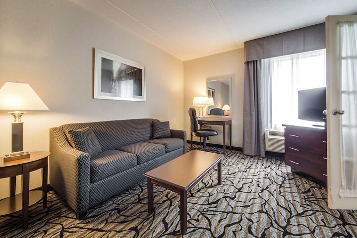 Monte Carlo Inn Oakville Suites