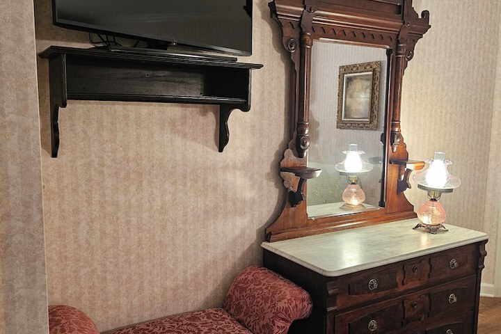 Room 37 of 100