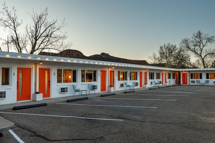 Hotel 4 of 105