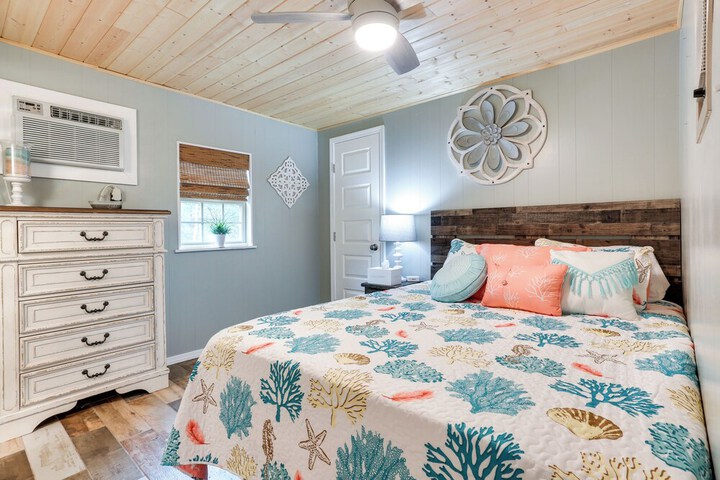 Kingston Cabin Rental: Walk to Lake Texoma Beaches