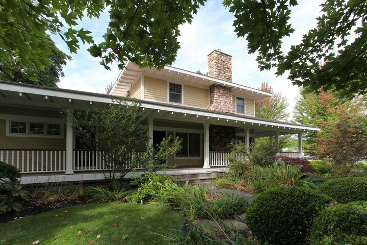 Douglas Manor