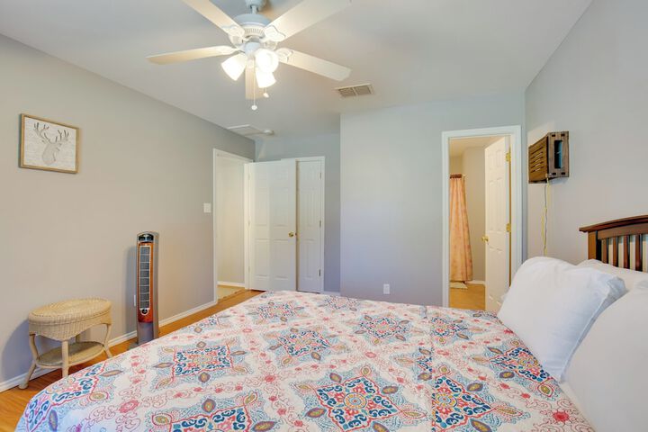 Waterfront Lake Fork Getaway w / Dock Access