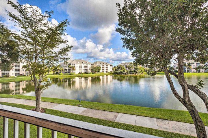Jupiter Bay Condo w / Pool Half Mile to Beach!