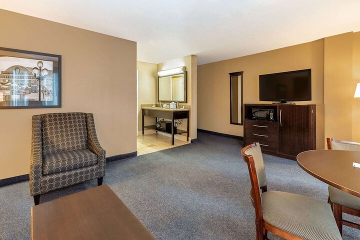 Room 9 of 33