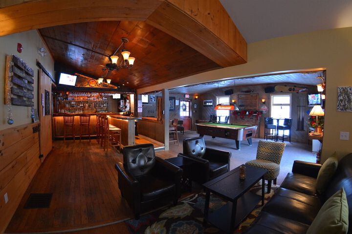 Lounge 33 of 38