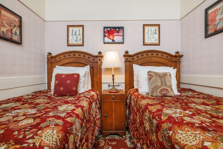 Room 26 of 82