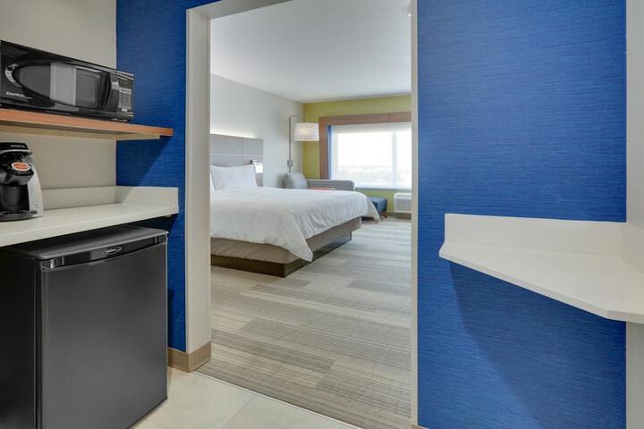 Room 32 of 60