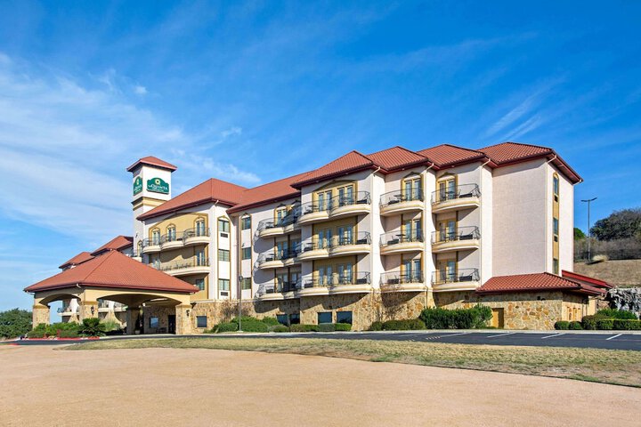 Hotel 8 of 100