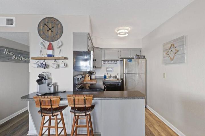 Gorgeous views Oceanfront, Pool,The Driftwood!