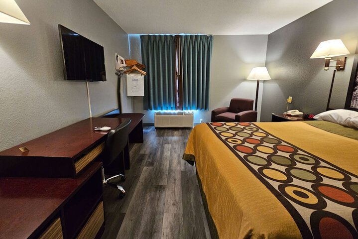 Room 6 of 14