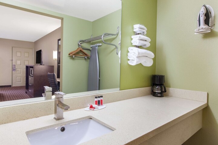 Room 6 of 15