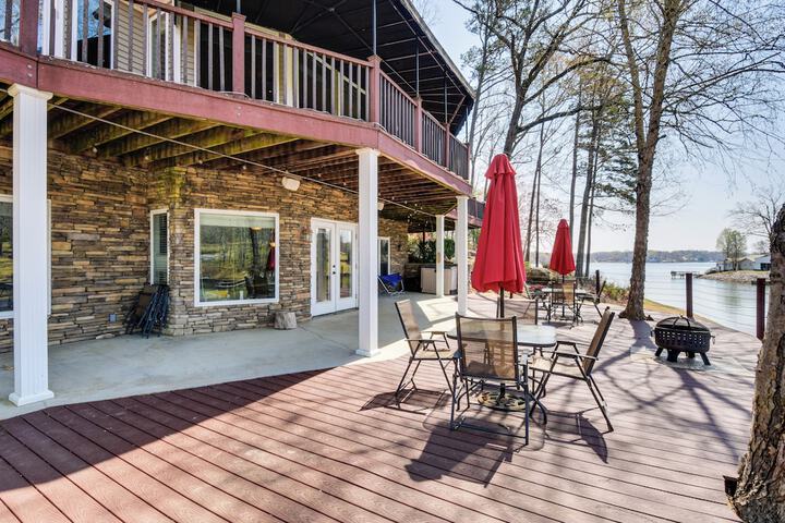 Waterfront Getaway w / Fire Pit + Game Room!