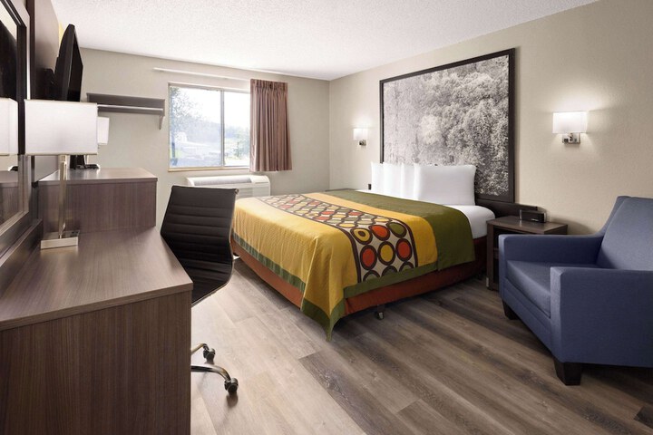 Super 8 by Wyndham Burnham / Lewistown