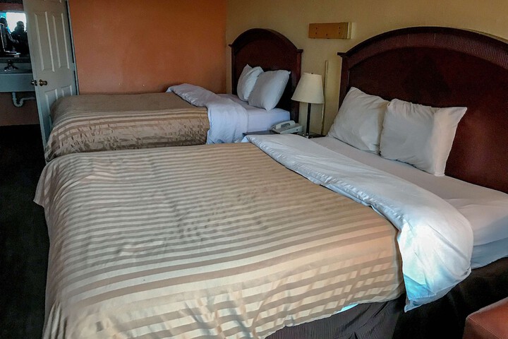Room 4 of 9