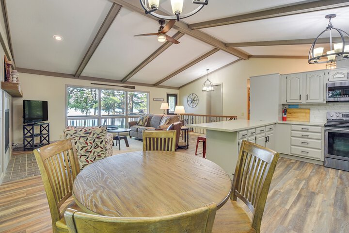 Spacious Luxury Cabin w / Deck & Dock on Bone Lake
