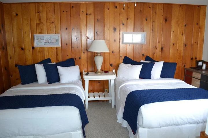 Buzzs Lakeside Inn