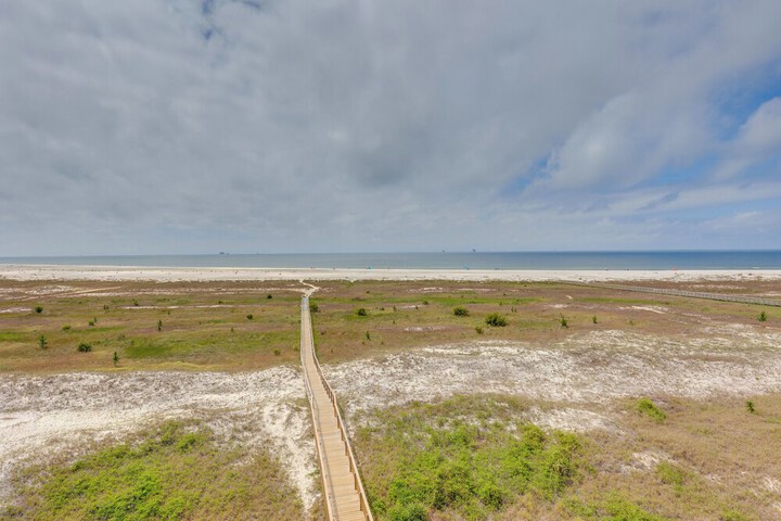 Beachfront Dauphin Island Condo w / 2 Pools & Sauna