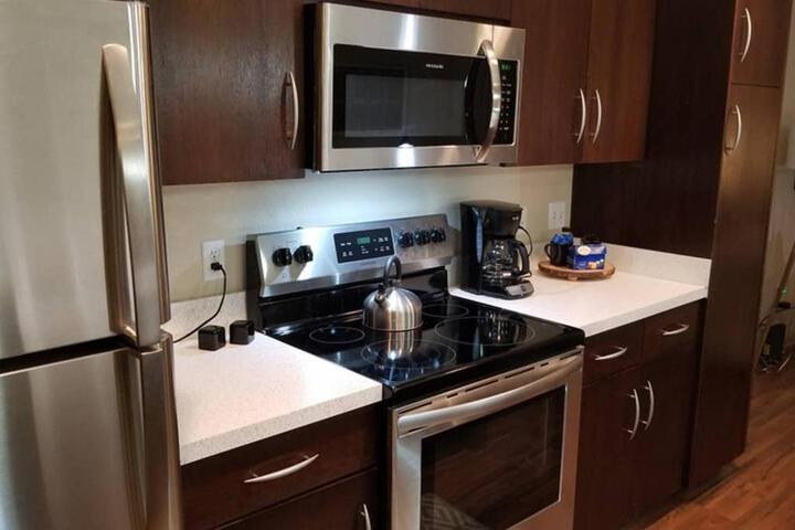 Old Fort Loft King & Queen suites nearest accomodation to Marshals Museum power your EV for free!