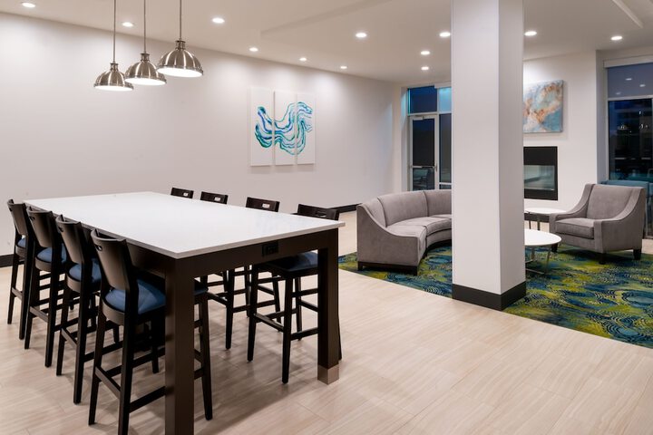 Holiday Inn & Suites Farmington Hills - Detroit NW by IHG