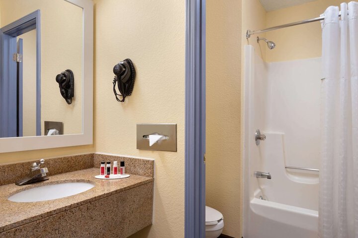 Days Inn & Suites by Wyndham Merrillville