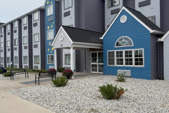 BlissPoint Inn & Suites Northwood