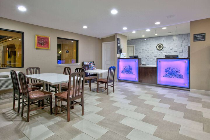 Super 8 by Wyndham Palestine