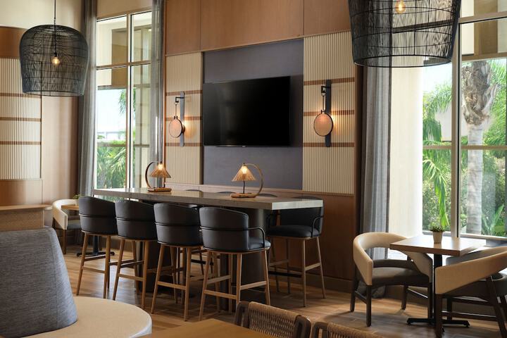 Lounge 127 of 167
