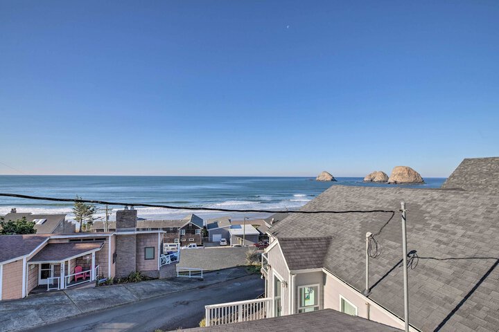 Exquisite Oceanside House w / Pacific Views & Deck!